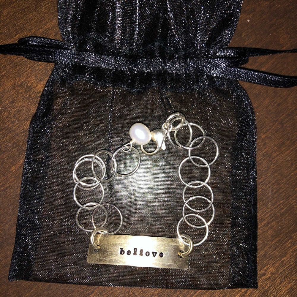 “Believe” bracelet. Silver. Pearl decor on clasp.